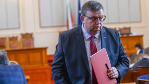 Прокуратурата чака данъчните, за да се произнесе за апартаментите на властта