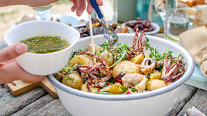 Салата с калмари, картофи и рукола (рецепта)