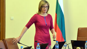 Пламен Георгиев има качества за консул, ще напредне с испанския, смята министър Захариева
