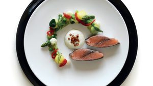 Пъстърва с пролетни зеленчуци, саке и леща