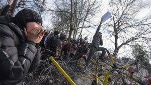Фотогалерия: Няма къде да се върнем - хиляди бежанци се опитват да преминат в Гърция