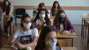 Снимка на деня: В училище с маски и прегради