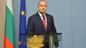 Радев: Българите умират не заради коронавируса, а заради хаоса в управлението на кризата (допълнена)