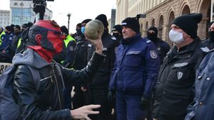 Фотогалерия: Протестиращи хвърляха изгнили тикви по сградата на Министерския съвет