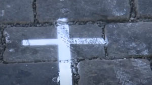 Хиляди бели кръстове бяха нарисувани на площад в Прага