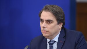 Финансовият министър е поискал ведомствата да орежат разходите си за издръжка за 2022 г.
