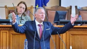 При взаимни нападки между бивши и настоящи управляващи бюджетът на касата бе вдигнат