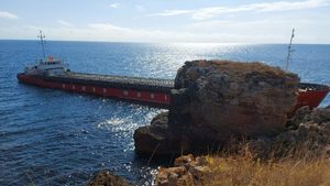 Втори ден продължава огледа на заседналия кораб в защитената зона край резерват Яйлата