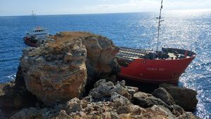 Морската администрация започна обезопасяване на заседналия кораб край Яйлата