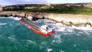 Мазното петно около заседналия край Яйлата кораб се е разнесло
