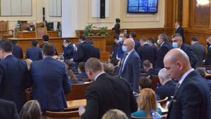 Парламентът устоя на опита на ГЕРБ, ДПС и "Възраждане" да дискредитират машинното гласуване