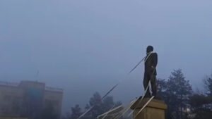 В Казахстан събориха статуя на Назарбаев