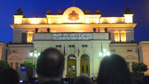 Не бива да забравяме, че тъмната държава продължава да съществува