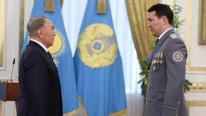 Името на Назарбаев изчезва от улиците, близките му - от властта