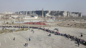 Снимка на деня: Жители на Мариупол на опашка за хуманитарна помощ