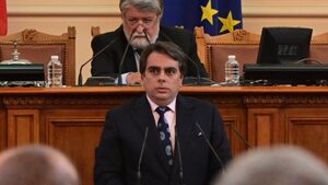 Асен Василев вижда "фасада" и в служебния кабинет, някои министри били пионки на Радев