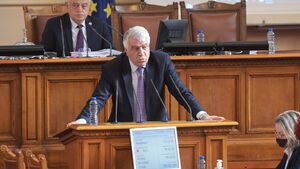 БСП призова във финансите "да не се правим пò католици от папата"