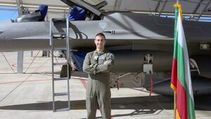 Втори български пилот завърши обучението си за F-16