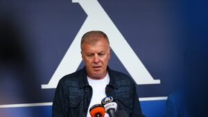 От пазител на акциите до собственик: какво промени позицията на Сираков в "Левски"
