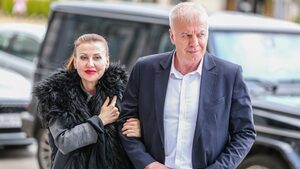 С обувки "Гунди" и пред бизнесмени Сираков представи новото сдружение за "Левски"