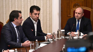 Идеята за ограничаване властта на служебните правителства предизвика остра реакция от Радев