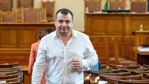 За Бачийски последните събития са плод на "добре режисиран сценарий от фотостудио Пеевски"