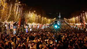 Снимка на деня: Коледните светлини отново огряха "Шан-з-Елизе"