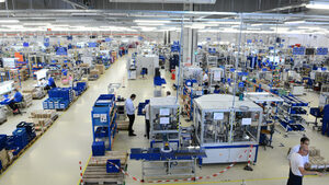 "ВИТТЕ аутомотив": Заводът, където колеги роботи транспортират продукцията