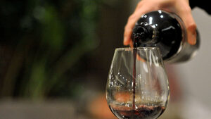 Учени установиха защо от червеното вино боли глава