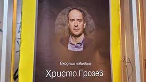 Снимка на деня: Христо Грозев се появи пред Паметника на съветската армия