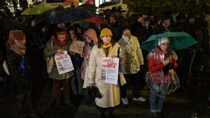 "Няма да търпим повече": снегът не спря шествието срещу насилието над жени