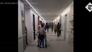 Моментът, в който израелско дете заложник се събра отново с баща си след освобождаване от"Хамас"