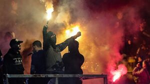 Културно, без събличане и рекет: фенове на "Левски" поканиха Сираков на среща