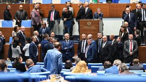 От "Протестът ще влезе в залата" до "Това хор ли е, който ще изпълни песен": Как опозицията блокира парламента (видео)