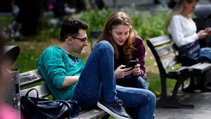 Потребители на ръба на нервна криза: Мобилните оператори вдигат цените, но може ли някой да ги спре