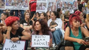 Полицаи "разследват" домашно насилие: Не се смутиха от посегателство пред очите им