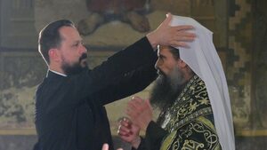 Даниил смени одеждите на митрополит със зелената мантия и бялото було на патриарх
