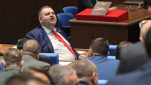 Пеевски твърди, че е регистрирал групата си със заявление отпреди две седмици