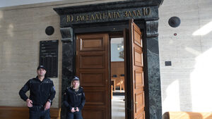 Младежите, пребили мъж в мол, остават за постоянно в ареста