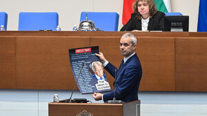 Парламентарната трибуна е място за конструктивни дебати, а не псевдотрибунал