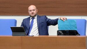 Парламентът прие идеите на кабинета и отхвърли тези на Кирил Петков за подаващите сигнали за нарушения