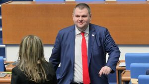 Делян Пеевски се готви да влезе в управлението през задния вход