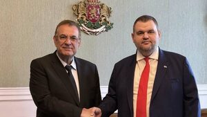 Чакъров вече не иска от съда да изключи Пеевски от ДПС