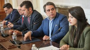 Асен Василев не вижда проблем партийното ръководство да иска назначаването на кадри по места