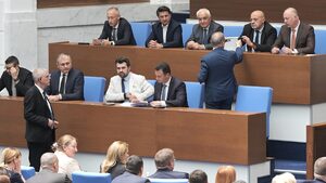 И третият вот на недоверие не мина, Пеевски заяви подкрепа за пълен мандат