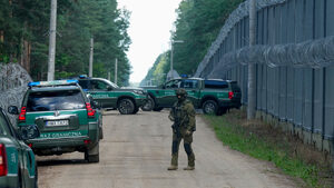 Полша удължи забраната за закрила на мигранти