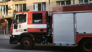 Голям пожар избухна в автосервиз в столичен квартал