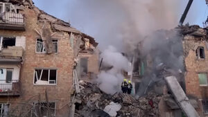 Русия атакува жилищни райони в Киев, десетки са загинали и ранени (видео)