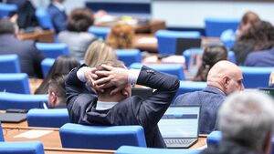 Депутатите се връщат на работа на фона на протест и заявка за нов вот на недоверие