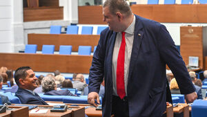 "Ще вървим докрай": властта обеща стабилност, опозицията пак се разедини
